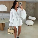 Sommerlicher Hemd-Jumpsuit mit Taillenbindung und weiten Ärmeln